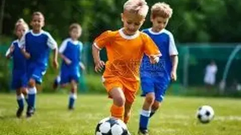 国安主帅塞蒂恩首秀合影现场，快步参与合影仪式